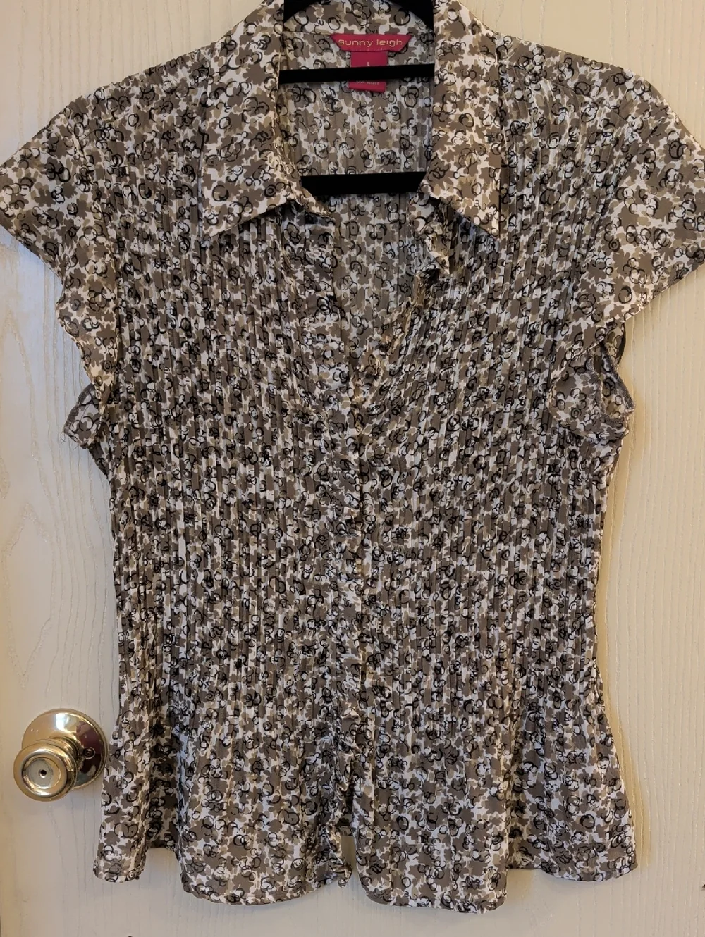 Sunny Leigh Brown and White Pleated Floral Cap Sleeve Blouse - Size L - Picture 1 of 6